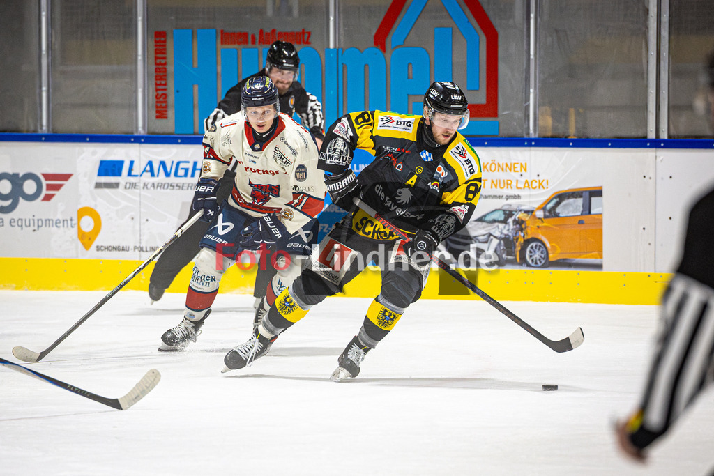 EA Schongau MANNUTS gegen VfE Ulm/Neu-Ulm DEVILS | Eishockey Bayernliga 2025/26 Vorrunde 6 Spieltag, EA Schongau MANNUTS gegen VfE Ulm/Neu-Ulm DEVILS, 20251031,Zweikampf,2025-10-31 in Schongau (Eisstadion Schongau), Jakub BERNAD (VfE Ulm/Neu-Ulm DEVILS 41), Maximilian SEILER (EA Schongau MAMMUTS 8)Copyright: WolfgangxLindner www.foto-lindner.de