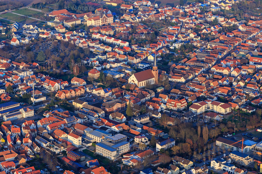Luftbild: Kirche St. Maria Himmelfahrt in der u. Hauptstr in Herxheim bei Landau im Bundesland Rheinland-Pfalz in Deutschland. Foto: IMG_104532.jpg vom 14.01.2018 durch Werner Riehm/FLY-FOTO.de