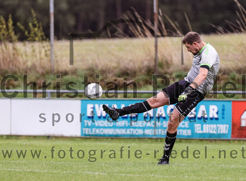 2023-08-06_084_SC_Kirchasch_gegen_SV_Eichenried | Bockhorn, Deutschland, 06.08.2023:
Fußball, Kreisliga 2023 / 2024, 2. Spieltag, SC Kirchasch gegen SV Eichenried, Endergebnis: 3:1

Torwart Maximilian Bals (SC Kirchasch, #1)

Foto: Christian Riedel / fotografie-riedel.net