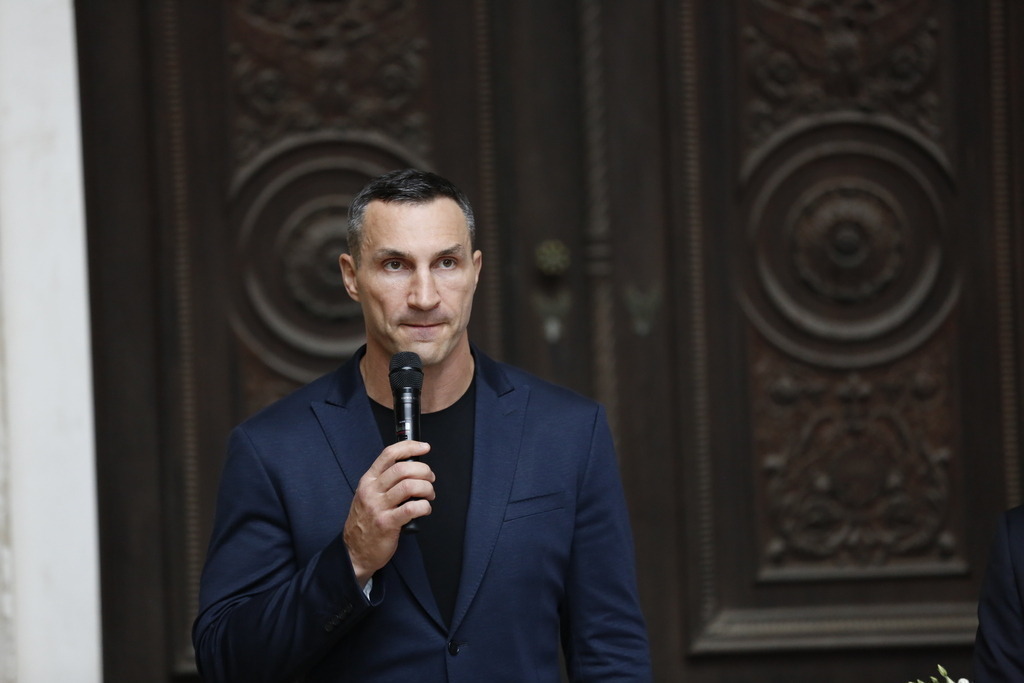 M100 Media Award: „Preis der europäischen Presse“ in Potsdam für das Ukrainische Volk verliehen. | Mit dem M100 Media Award, der sich als „Preis der europäischen Presse“ versteht, wird in diesem Jahr das Ukrainische Volk ausgezeichnet. Die Auszeichnung nimmt stellvertretend Wladimir Klitschko in der Orangerie im Park Sanssouci entgegen. Das Bild zeigt Ukrainischer Ex-Box-Weltmeister im Schwergewicht Wladimir Klitschko und Mike Schubert, Bürgermeister von Potsdam vor der Preisverleihung.