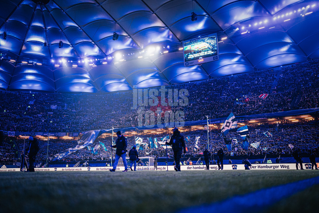 Fußball | Männer | Saison 2023/2024 | 2. Fußball-Bundesliga | 21. Spieltag | Hamburger SV vs. Hannover 96 | 09.02.2024 | Das Volksparkstadion mit einer Lichtshow vor dem Spiel