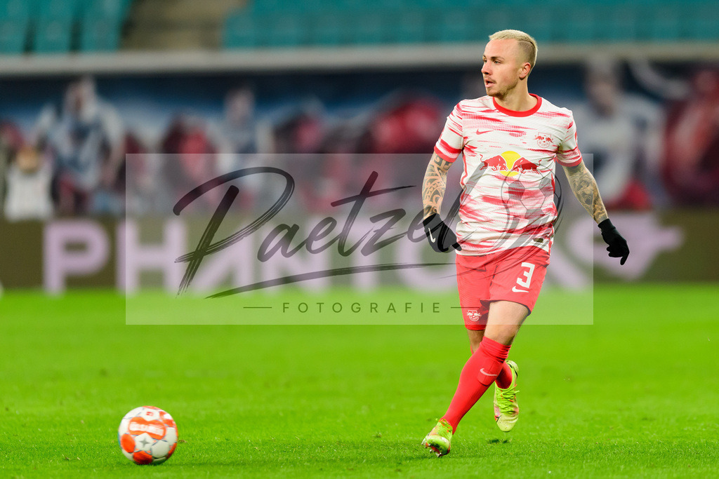 RBLLEV20211128_148 | Fussball, Herren: Jose Angelino (RB Leipzig) in Aktion, am Ball, Einzelaktion bei dem Spiel der 1. Bundesliga zwischen RB Leipzig und Bayer 04 Leverkusen in der Red Bull Arena am 28.11.2021 in Leipzig, Deutschland.DFB / DFL REGULATIONS PROHIBIT ANY USE OF PHOTOGRAPHS AS IMAGE SEQUENCES AND/OR QUASI-VIDEO. - Realisiert mit Pictrs.com