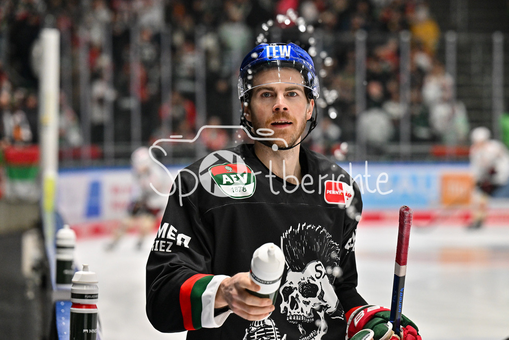 Augsburger Panther - Nürnberg Ice Tigers | Chris COLLINS (Augsburger Panther #10) spritzt beim warmup mit Wasser / Freisteller / Einzelfoto / DEL: Augsburger Panther - Nuernberg Ice Tigers, Curt Frenzel Stadion am 03.01.2025