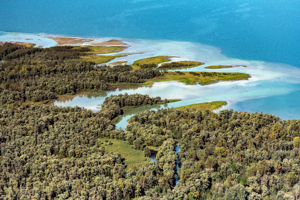 dr__0038987.jpg | CHIEMSEE 11.10.2019 Mündung der Tiroler Achen in Übersee im Bundesland Bayern. Sie entspringt am Pass Thurn und mündet bei Grabenstätt in den Chiemsee. // Estuary of the Tiroler Ache in Uebersee in Bavaria. It rises at the Thurn Pass and flows into the Chiemseeat Grabenstaett. Foto: Daniel Reiter