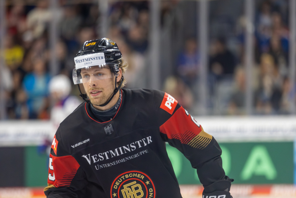 Eishockey-Länderspiel Deutschland gegen USA in Mannheim (letztes Vorbereitungsspiel vor der WM in der Schweiz) | Eishockey-Länderspiel Deutschland gegen USA in Mannheim (letztes Vorbereitungsspiel vor der WM in der Schweiz)***Leon Hüttl (25, Deutschland) beim Warm-Up - Realisiert mit Pictrs.com