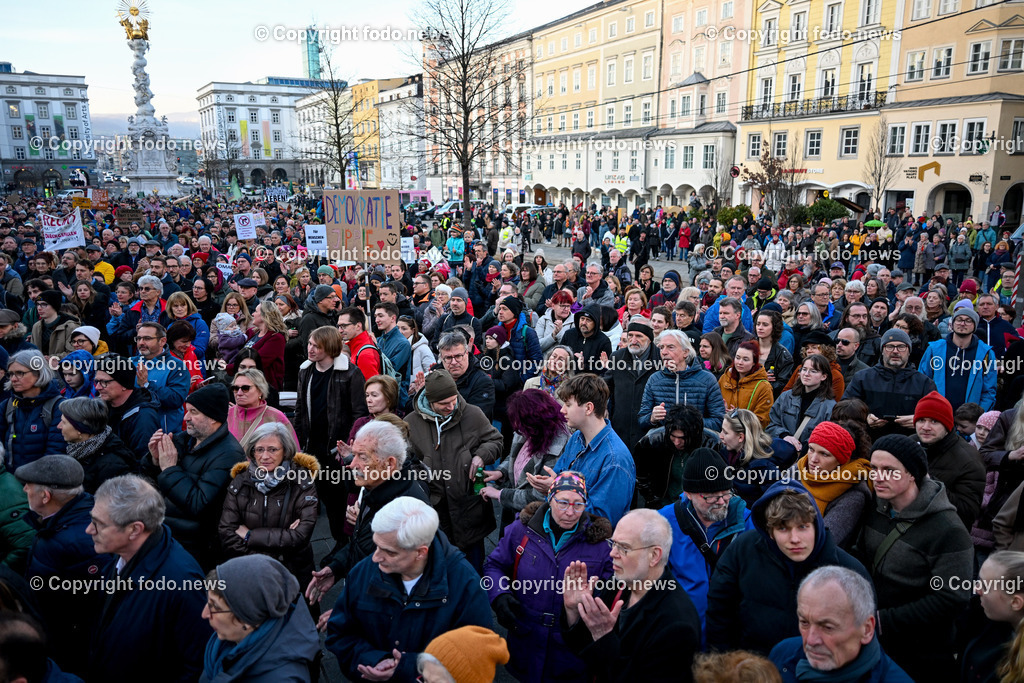 Demonstration gegen rechts in Linz Hauptplatz_ 25.02.2024-14 | 25.02.2024, Stadt Linz, AUT, Demonstration gegen rechts in Linz Hauptplatz, im Bild Kundgebungsteilnehmer, Menschen, Teilnehmer