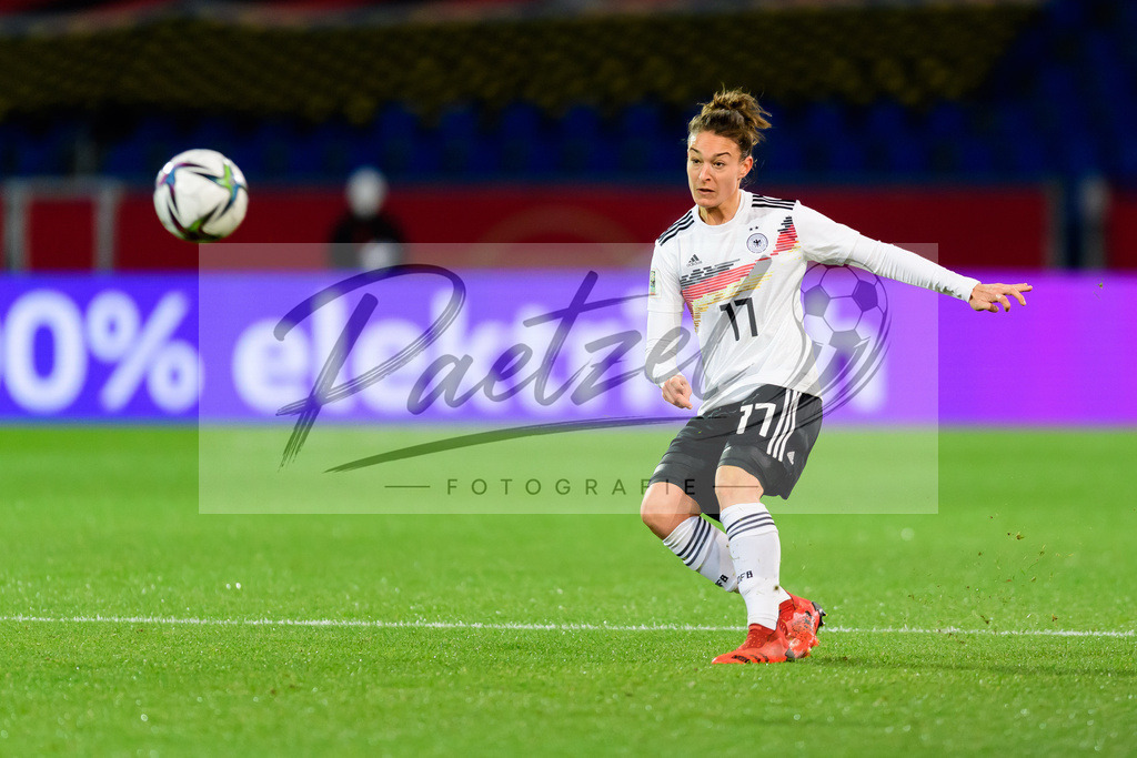 GERTUR20211126_124 | Fussball, Frauen: Felicitas Rauch (Germany) in Aktion, am Ball, Einzelaktion bei dem Spiel der WM-Qualifikation zwischen Deutschland und Tuerkei im Eintracht-Stadion am 26.11.2021 in Braunschweig, Deutschland. - Realisiert mit Pictrs.com