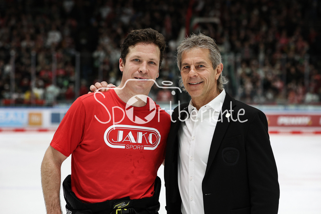 Augsburger Panther - EHC RB München | AEV Sportmanager Duanne MOESER (rechts) und Thomas Jordan TREVELYAN (AEV #24) zusammen nach dem Spiel
