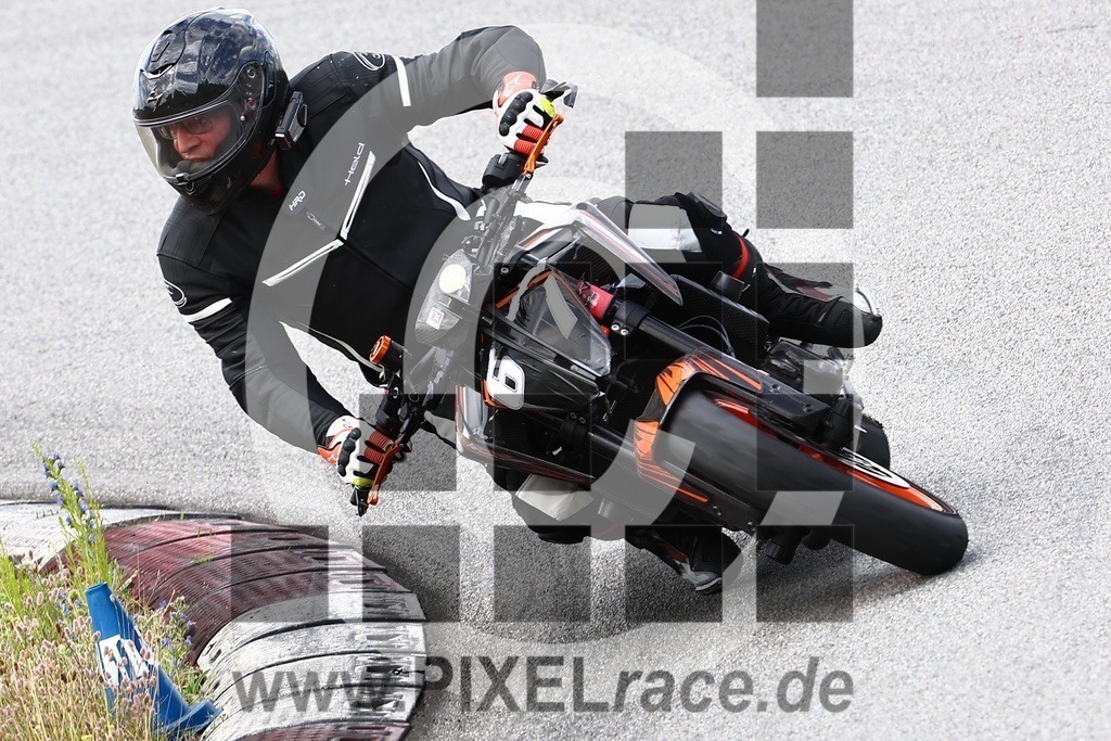 0677-20240706_03278 | Schöne Erinnerungen an spannende Momente - das festzuhalten ist unser Job. PIXELrace.de ist seit 2003 auf den Rennstrecken Europas unterwegs um die Action draußen beim Fahren und die wunderbare Stimmung imm Fahrerlager für euch einzufangen.