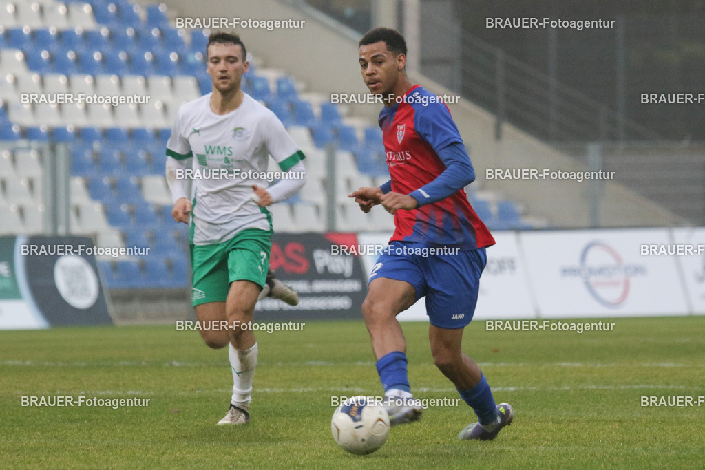 15.11.2025 KFC Uerdingen - SPVG Schonnebeck | Krefeld, Deutschland, 15.11.2025: Noah Tomson (KFC Uerdingen) in Aktion während des Oberliga Niederrhein Spiels zwischen KFC Uerdingen  - Spvg Essen Schonnebeck am 15.11. 2025 im Krefelder Grotenburg - Stadion in Krefeld, Deutschland. (Foto Ralph Görtz / Brauer-Fotoagentur)