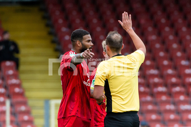 20241102_NSZ_5839 | Jamil Siebert (Fortuna Düsseldorf U23,No.04) und Schiedsrichter Patrick HolzDEU, Düsseldorf, 02.11.2024 Fußball, Regionalliga West, Saison 2024/2025, 14. Spieltag, Fortuna Düsseldorf U23 - SC Fortuna Köln - Realisiert mit Pictrs.com