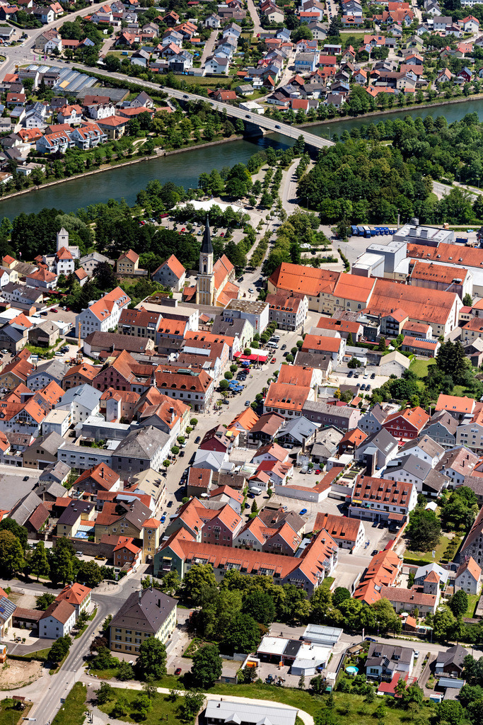 dr__0054187.jpg | KELHEIM 12.06.2020 Platz- Ensemble Ludwigsplatz im Innenstadt- Zentrum im Ortsteil Gronsdorf in Kelheim im Bundesland Bayern, Deutschland. // Ensemble space an place Ludwigsplatz in the inner city center in the district Gronsdorf in Kelheim in the state Bavaria, Germany. Foto: Daniel Reiter