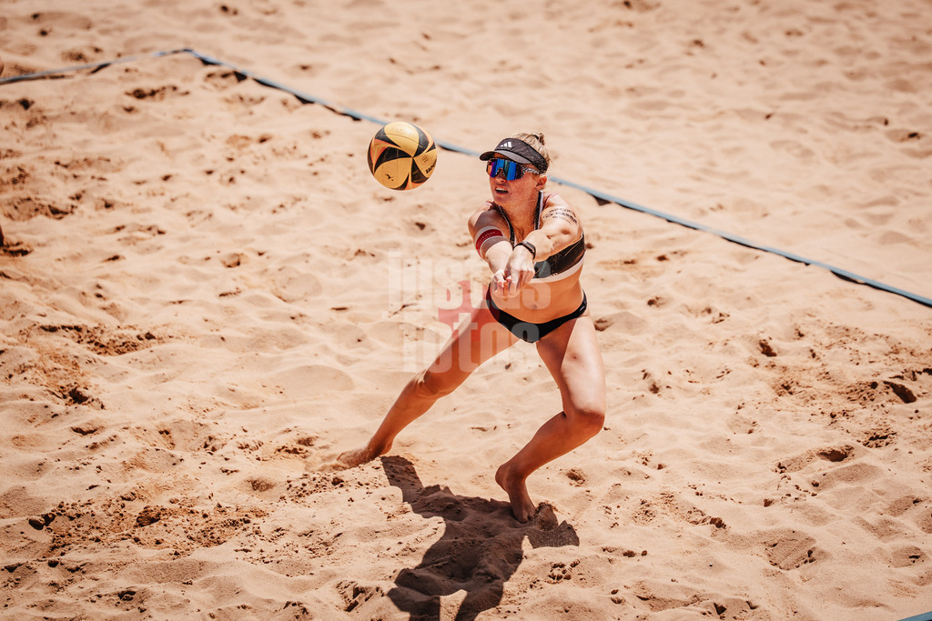Beachvolleyball | Frauen | Allianz German Beach Tour 2025 | Tourstop München | 13.07.2025 | Lea Kunst spielt den Ball