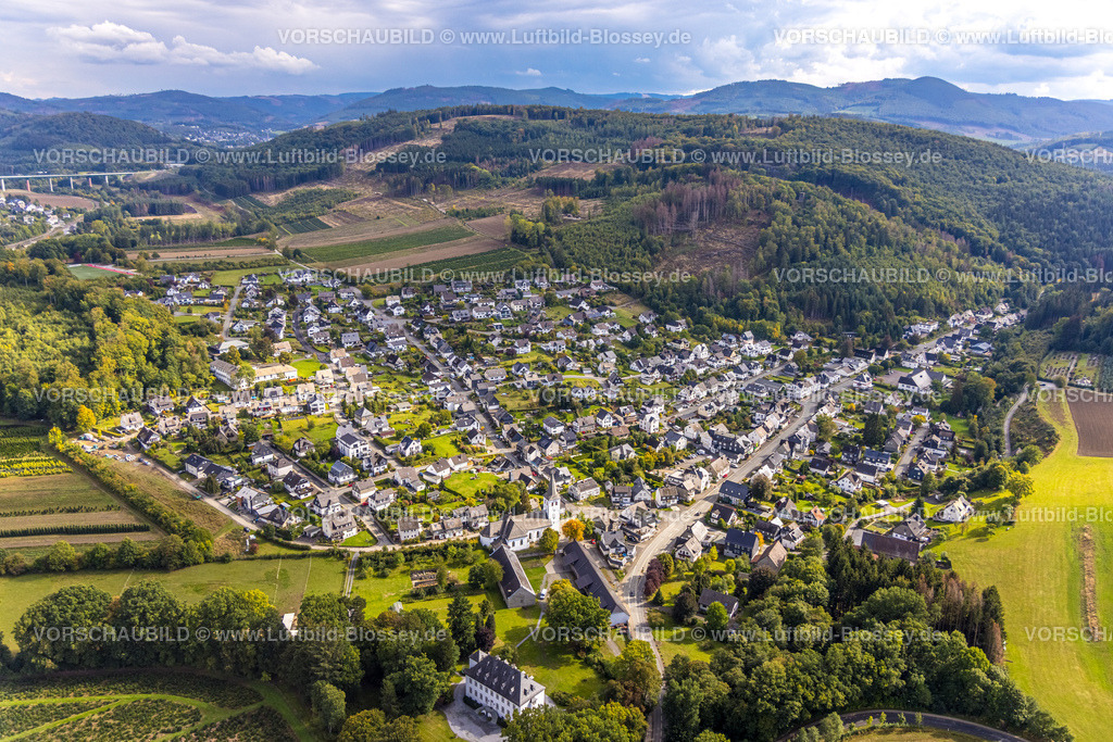 Bestwig220901920 | Luftbild, Hügellandschaft mit Ortsansicht, St. Joseph-Kirche, im Vordergrund Forstamt Forst von Lüninck, Ostwig, Bestwig, Ruhrgebiet, Nordrhein-Westfalen, Deutschland