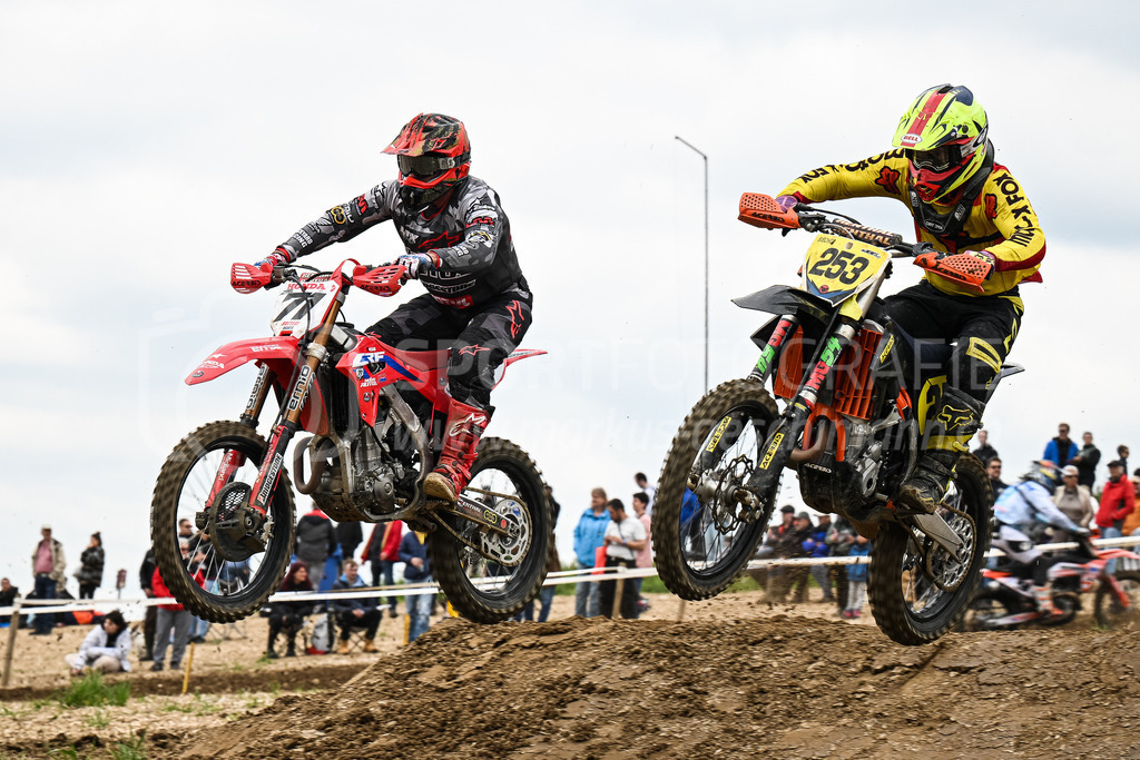 Motocross Schlatt bei Winterthur - 30. April 2023 | #71 Bottesi Alfeo aus Birmensdorf (CH) auf Honda CRF 450 und #253 Bischof Lukas aus Unterlunkhofen (CH) auf Husqvarna in der Kategorie Senioren am Motocross Schlatt bei Winterthur, 30. April 2023. 
Instagram: @mx_schlatt | @mc_wila | @sam_schweiz
Bild: Sportfotografie Markus Aeschimann | www.markus-aeschimann.ch - Realisiert mit Pictrs.com