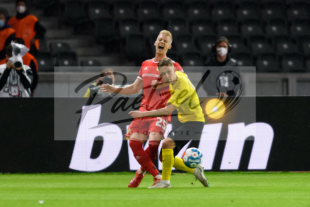 FCUKUO20210826_012 | Fussball, Herren: Timo Baumgartl (1.FC Union Berlin) und Janis Ikaunieks (Kuopion PS) im Zweikampf beim Spiel der UEFA Conference League zwischen 1. FC Union Berlin und Kuopion PS im Olympiastadion am 26.08.2021 in Berlin, Deutschland. - Realisiert mit Pictrs.com