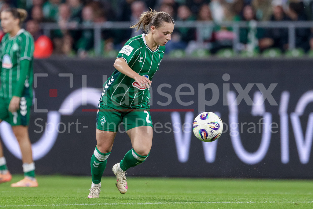 Fussball, Google Pixel Frauen-Bundesliga, SV Werder Bremen - Hamburger SV | Chiara D Angelo (SV Werder Bremen, 2) am Ball, Einzelbild, Ganzkörper, Aktion, Action, Spielszene, DIE DFB-RICHTLINIEN UNTERSAGEN JEGLICHE NUTZUNG VON FOTOS ALS SEQUENZBILDER UND/ODER VIDEOÄHNLICHE FOTOSTRECKEN. DFB REGULATIONS PROHIBIT ANY USE OF PHOTOGRAPHS AS IMAGE SEQUENCES AND/OR QUASI-VIDEO.
