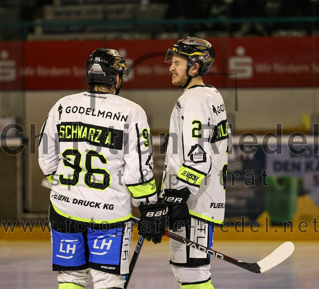 2024-02-16_078_TSV_Erding_gegen_ERSC_Amberg | Erding, Deutschland, 16.02.2024:
Eishockey, Bayernliga Playoffs 2023 / 2024, 1. Spieltag, TSV Erding gegen ERSC Amberg, Endergebnis: 1:2

Aron Schwarz (ERSC Amberg, #96), Mauriz Silbermann (ERSC Amberg, #2)

Foto: Christian Riedel / fotografie-riedel.net