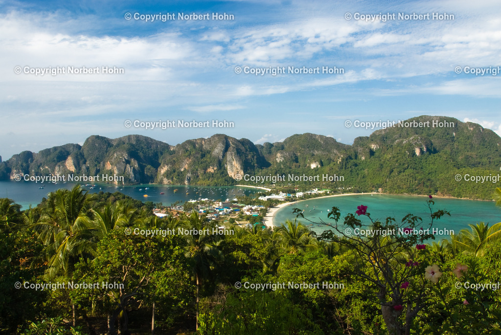 _SIA2529 - Kopie - Kopie | Koh Phi Phi Don Panorama, Thailaendische Insel Koh Phi Phi Don, Andamanensee. - Realisiert mit Pictrs.com