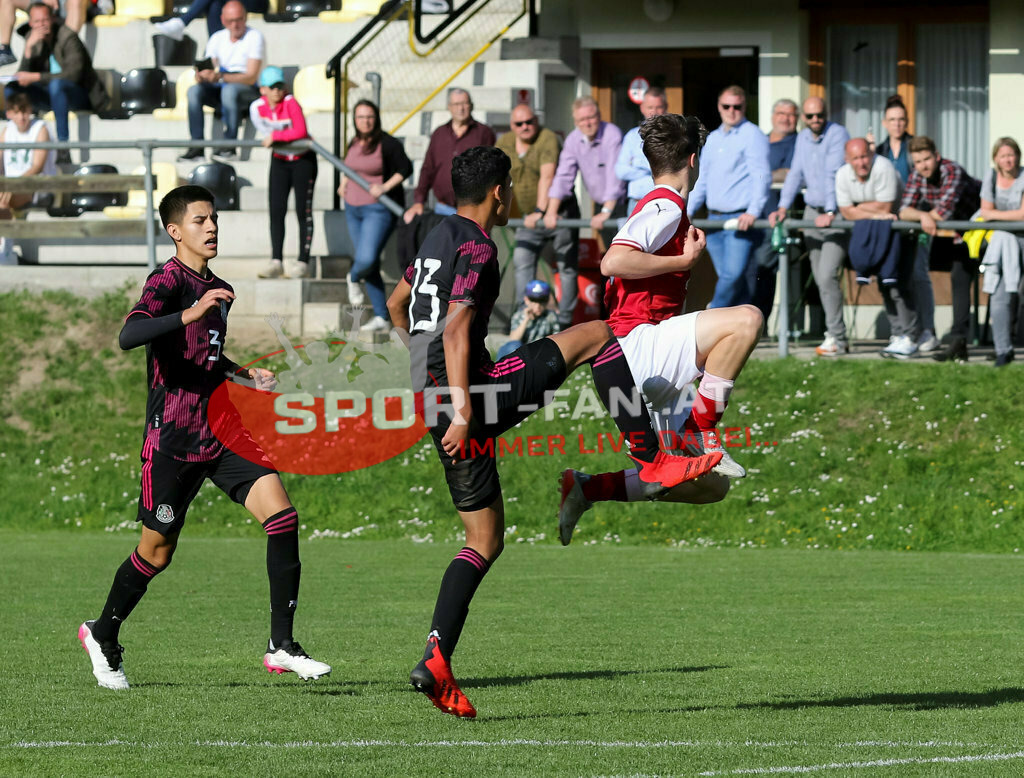 AUSTRIA U15 - MEXICO U15 | Cristobal Aviles (Mexico #3) Jared Napoles (Mexico #13) FLORIAN SUSCHITZ (Austria #19) ; AUSTRIA U15 - MEXICO U15 am 29.04.2022 in Arnoldstein
(Sportplatz), AUSTRIA, (Photo by Ernst Krawagner sport-fan.at) - Realisiert mit Pictrs.com
