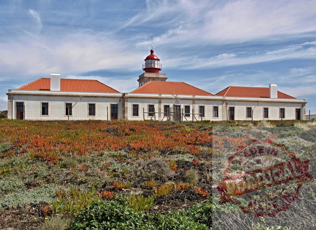 Cabo Espichel lighthouse building with coastal vegetation | Cabo Espichel lighthouse building standing behind coastal vegetation under a blue sky - Realisiert mit Pictrs.com