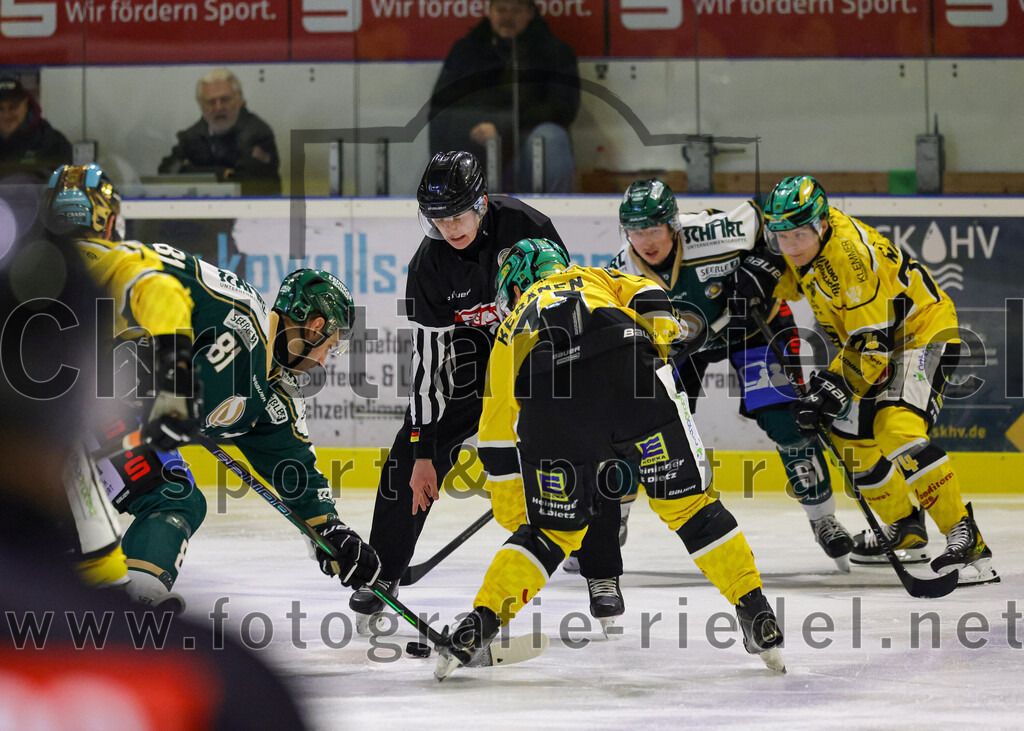 2025-12-19_084_TSV_Erding_gegen_Toelzer_Loewen | Erding, Deutschland, 19.12.2025:Eishockey, Oberliga Süd 2025 / 2026, 27. Spieltag, TSV Erding gegen Tölzer Löwen, Endergebnis: 2:5Maximilian Forster (Erding Gladiators, #81), Michael Keränen (Tölzer Löwen, #71), Dennis Miller (Erding Gladiators, #61), Ludwig Nirschl (Tölzer Löwen, #74)Foto: Christian Riedel / fotografie-riedel.net
