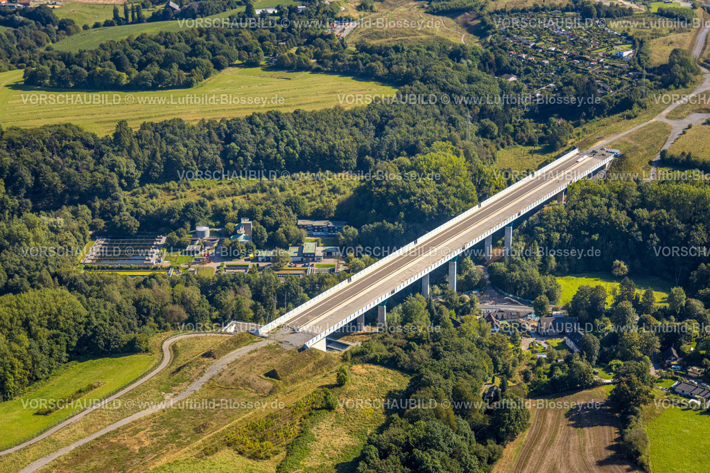 Heiligenhaus240813231 | Luftbild, Baustelle Angerbachtalbrücke, Autobahnneubauabschnitt der A44, Lückenschluss zwischen Ratingen-Ost und Velbert, Klärwerk Angertal, Heiligenhaus, Ruhrgebiet, Nordrhein-Westfalen, Deutschland