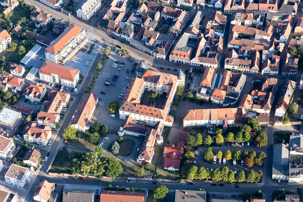 Luftbild: Schloß in Bad Bergzabern im Bundesland Rheinland-Pfalz in Deutschland. Foto: IMG_117418.jpg vom 06.09.2019 durch Werner Riehm/FLY-FOTO.de