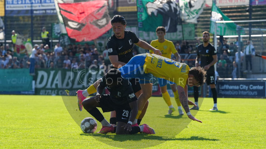Fußball, Herren, Saison 2025/2026, Regionalliga Nordost, 10. Spieltag, FSV 63 Luckenwalde vs. BSG Chemie Leipzig, Samstag 27.09.2025, Werner-Seelenbinder-Stadion Luckenwalde, | Fußball, Herren, Saison 2025/2026, Regionalliga Nordost, 10. Spieltag, FSV 63 Luckenwalde vs. BSG Chemie Leipzig, Samstag 27.09.2025, Werner-Seelenbinder-Stadion Luckenwalde, Im Bild: v.l. Jean Marie Bertrand Nadjombe (Chemie), Valon Aliji (Chemie) und Tim Schleinitz (Luckenwalde) - Realisiert mit Pictrs.com