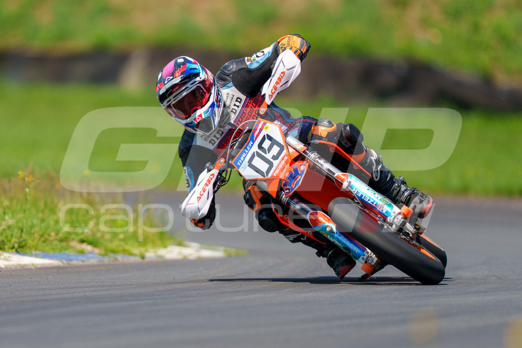 G-Cup + Supermoto Staatsmeisterschaft + Hungarian Supermoto Championship | GRIPcapture steht für authentische Sportfotografie in Österreich – für Momente, die mehr sind als Geschwindigkeit oder Ergebnis. Es geht um Emotion, Spannung, Fokus und den Augenblick, der oft nur einen Wimpernschlag dauert.Ob Motorsport, Teamsport oder 