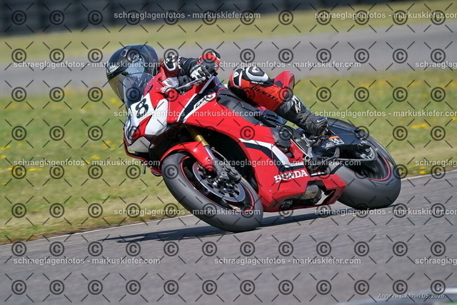 26BT02-2155 | markuskiefer.com - Realisiert mit Pictrs.com
