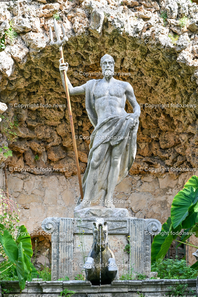 Arboretum von Trsteno_ Kroatien_ 11.10.2023-30 | 11.10.2023, Kroatien, HRV, Trsteno im Bild Arboretum, Trsteno, Hafen, Pflanzen, Brunnen, Neptunbrunnen, Wege, Palmen, Eukalyptus, Lorbeer, Kakteen, Zitrus, Oliven, Filmkulisse Game of Thrones

Das Arboretum von Trsteno befindet sich etwa 18 Kilometer nordwestlich der Stadt Dubrovnik im Sueden Kroatiens. Als einziges Arboretum an der oestlichen Adria-Kueste stellt es die aelteste Sammlung exotischer Baeume und Pflanzen des Landes dar.
Die Gartenanlage befindet sich entlang der Kuestenstraße zwischen den Ortschaften Orašac und Slano.
Quelle: Wikipedia