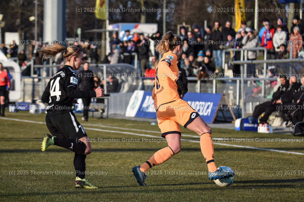 Fussball-BL Frauen 1. FFC Frankfurt vs. TSG 1899 Hoffenheim | Groenen Jackie #14 (1.FFC Frankfurt), Maximiliane Rall #8 (TSG 1899 Hoffenheim); Fussball-BL Frauen 1. FFC Frankfurt vs. TSG 1899 Hoffenheim, Fussball-Bundesliga Frauen am 24.02.2018 im Stadion am Brentanobad in Frankfurt/Main, (Deutschland) - Realisiert mit Pictrs.com