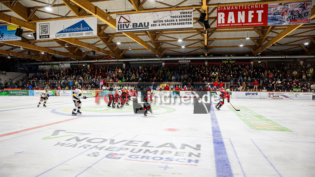TSV Peißenberg MINERS gegen EA Schongau | Eishockey Bayernliga Herren Vorrunde 2024/25, TSV Peißenberg MINERS gegen EA Schongau, 20241031,Derby MINERS gegen MAMMUTS, Zuschauer, volle Ränge,2024-10-31 in Peißenberg (Eisstadion Peißenberg)Copyright: WolfgangxLindner foto-lindner.de