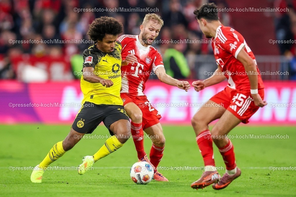 FCB18102501105 | 18.10.2025, Fußball, FC Bayern München - Borussia Dortmund, 1. Fußball Bundesliga, 7. Spieltag, Allianz Arena, Saison 2025 2026: Karim Adeyemi (BVB #27) im Zweikampf gegen  Konrad Laimer (FC Bayern Muenchen #27) und Aleksandar Pavlovic (FC Bayern Muenchen #45) DFB regulations prohibit any use of photographs as image sequences and or quasi-video.
