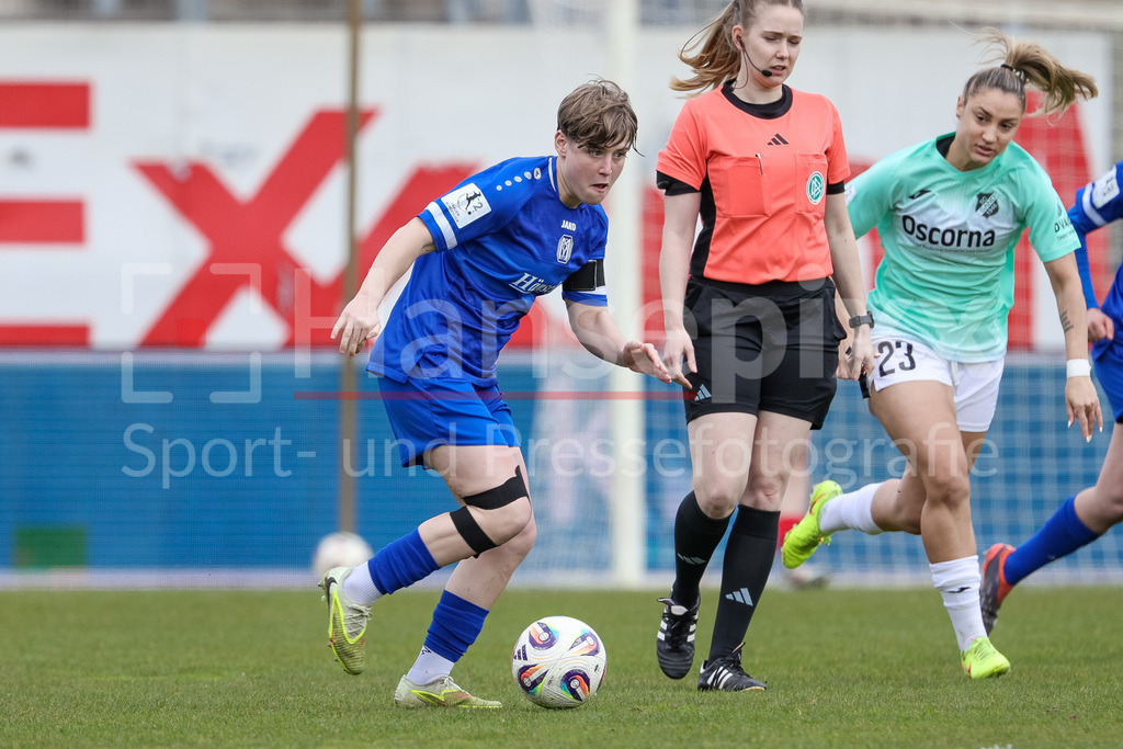 Fussball, 2. Frauen-Bundesliga, SV Meppen - SC Sand | Lea Mauly (SV Meppen, 19) am Ball, Einzelbild, Ganzkörper, Aktion, Action, Spielszene, DIE DFB-RICHTLINIEN UNTERSAGEN JEGLICHE NUTZUNG VON FOTOS ALS SEQUENZBILDER UND/ODER VIDEOÄHNLICHE FOTOSTRECKEN. DFB REGULATIONS PROHIBIT ANY USE OF PHOTOGRAPHS AS IMAGE SEQUENCES AND/OR QUASI-VIDEO.
