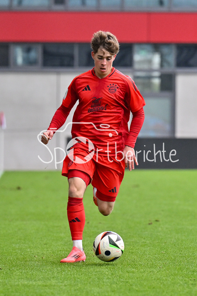 FC Bayern München U19 - TSV 1860 München U19 | Am Ball Maximilian SCHUHBAUER (FC Bayern U19 #14) / Freisteller / Einzelfoto / U19 DFB Nachwuchsliga: FC Bayern Muenchen U19 - TSV 1860 Muenchen U19, FC Bayern Campus am 02.11.2024