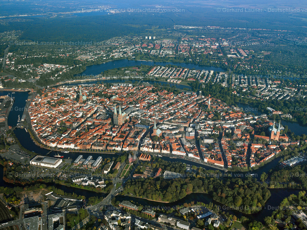 2581187 | Altstadtinsel Lübeck ist eine norddeutsche Stadt, die sich durch ihre Bauten im Stil der Backsteingotik auszeichnet. Diese entstanden im Mittelalter, als Lübeck die Hauptstadt der Hanse war. Das Wahrzeichen der Stadt ist das Holstentor aus Backstein, das im Jahr 1478 vollendet wurde und dazu diente, die auf einer Insel in der Trave gelegene Altstadt abzuschirmen. Die Marienkirche, die nach dem 2. Weltkrieg wiederaufgebaut wurde, ist ein im 13.–14. Jahrhundert errichteter Backsteinbau, der als architektonisches Vorbild für viele nordeuropäische Kirchen diente