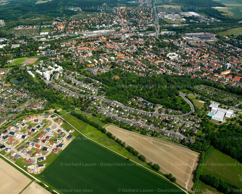 2638054 | BAD Salzgitter 09.06.2006 Von Wald und Forstgebieten umgebener Ortskern der Straßen und Häuser und Wohngebiete in Bad im Bundesland Niedersachsen, Deutschland // Surrounded by forest and forest areas center of the streets and houses and residential areas in Bad in the state Lower Saxony, Germany Foto: Gerhard Launer