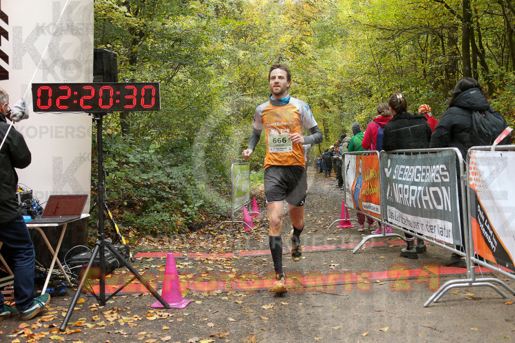 251026_1222_EX1_0176 | Sportfotografie im Rhein-Sieg Kreis, Köln, Bonn, NRW, Rheinland Pfalz, Hessen, etc. Unser Tätigkeitsfeld umfasst den Laufsport vom Volkslauf über den Marathon, Duathlon, Triathon bis zum Ultralauf wie Kölnpfad Ultra oder Schindertrail.
