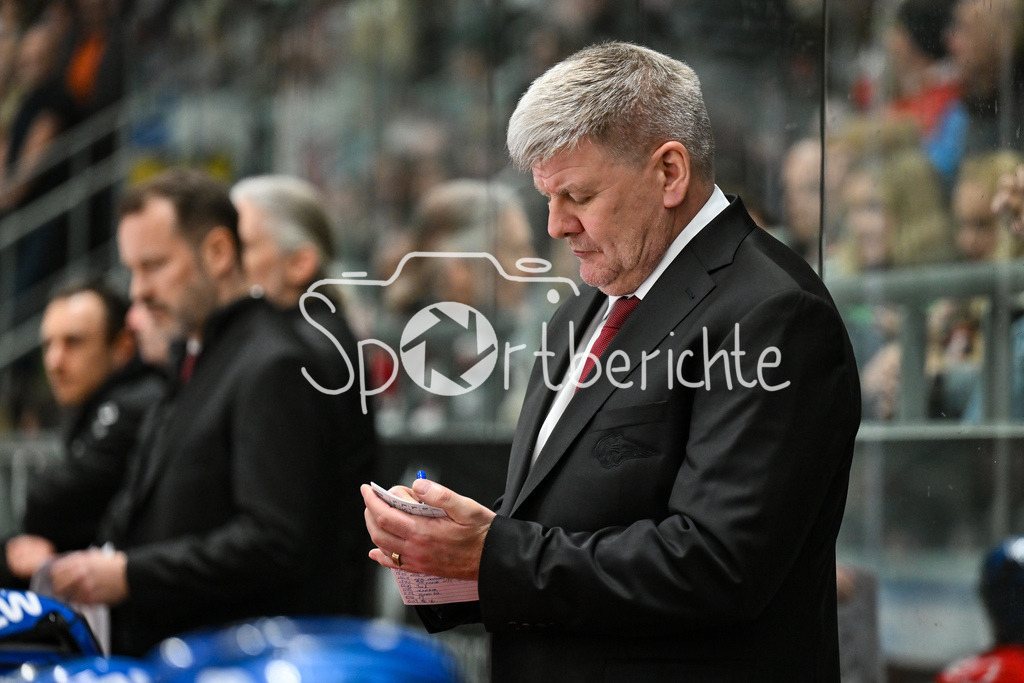 Augsburger Panther - EHC RB München | AUGSBURG, DEUTSCHLAND - 27. FEBRUAR: im Bild Bill PETERS Trainer Augsburger Panther / Einzelfoto / Freisteller während dem Match zwischen den Augsburger Panthern und dem EHC RB München am 46. Spieltag der Penny DEL im Curt Frenzel Stadion