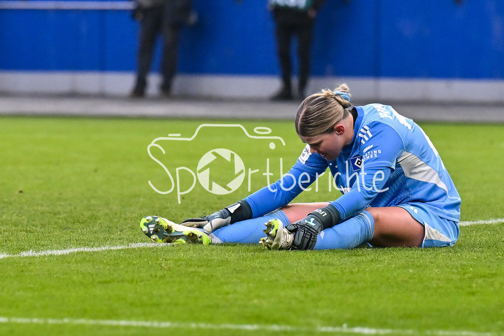 Hamburger SV - SC Freiburg | HAMBURG, GERMANY - 01. FEBRUARY: im Bild eine niedergeschlagene Lea PAULICK (Hamburger SV Frauen 25) nach der Niederlage gegen den SC Freiburg / Einzelfoto / Freisteller während dem Match zwischen dem Hamburger SV und dem SC Freiburg am 16. Spieltag der Google Pixel Frauen-Bundesliga im Volksparkstadion