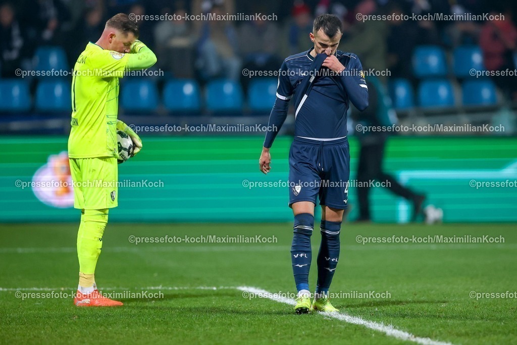 BOC03122501063 | 03.12.2025, Fußball, DFB-Pokal, VfL Bochum - VfB Stuttgart, Achtelfinale, Vonovia Ruhrstadion, Saison 2025 2026: Torwart Timo Horn (VfL Bochum #01) und Erhan Masovic (VfL Bochum #04) Enttäuscht über die Niederlage Enttäuschung  DFB regulations prohibit any use of photographs as image sequences and or quasi-video.