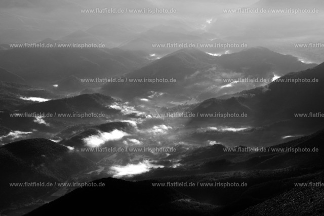 Blick vom Mont Ventoux in die Provence - SW | Landschaftsfoto vom Mont Ventoux in der Provence  in Schwarz Weiß