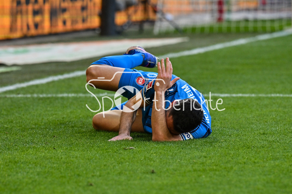 FC Augsburg - 1. FC Heidenheim | AUGSBURG, GERMANY - 15. FEBRUARY: Arijon IBRAHIMOVIC (1. FC Heidenheim 22) liegt mit Schmerzen auf dem Rasen / Einzelfoto / Freisteller während dem Bundesligamatch zwischen dem FC Augsburg und dem 1. FC Heidenheim am 22. Spieltag in der WWK-Arena / DFL REGULATIONS PROHIBIT ANY USE OF PHOTOGRAPHS AS IMAGE SEQUENCES AND/OR QUASI-VIDEO