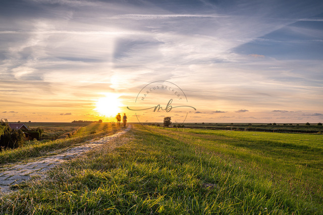 Sonnenuntergang in Greetsiel | Professionelle Natur- & Landschaftsfotos als Poster, auf Leinwand & viele mehr. Wähle aus einer Vielzahl an Formaten & Materialien Dein perfektes Bild. - Realisiert mit Pictrs.com
