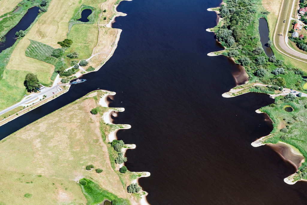dr__dsc2286.jpg | BLECKEDE 06.06.2018 Sand- Aufspülungen und Ablagerungen an der Buhnen- Landschaft der Uferbereiche des Elbe Flussverlaufes in Bleckede im Bundesland Niedersachsen, Deutschland. // Groyne head of the of Elbe river course in Bleckede in the state Lower Saxony, Germany. Foto: Daniel Reiter