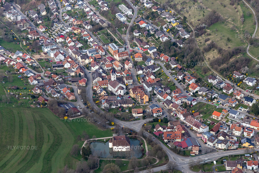 Luftbild: Inzlinger Wasserschloss und Ortsansicht der Straßen und Häuser im Ortsteil Oberinzlingen in Inzlingen im Bundesland Baden-Württemberg in Deutschland. Foto: IMG_120205.jpg vom 17.03.2020 durch Werner Riehm/FLY-FOTO.de