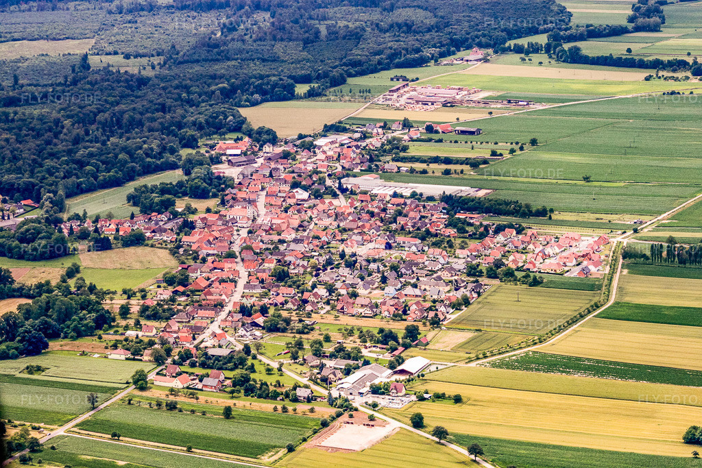 Luftbild: Dorfansicht aus Nordosten in Niederrœdern im Bundesland Bas-Rhin in Frankreich. – Foto: IMG_19066.jpg vom 20.06.2009 durch Werner Riehm/FLY-FOTO.de – Auflösung des Originals: 4752 x 3168 px