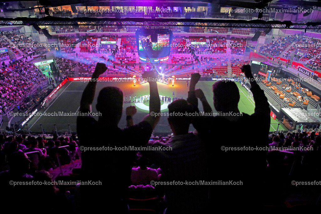 DueBL08042401023 | 08.04.2024, Düsseldorf, Fußball, Baller League, PSD Bank Dome, Final Four, Halbfinale Streets United - Eintracht Spandau:  Feature Übersichtbild Innenansicht Spielfeld Jubelnde Zuschauer Symbolbild